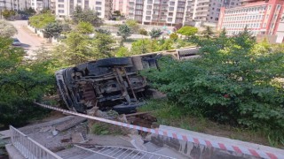 Freni arızalanan belediye kamyonu apartmanın bahçesine devrildi