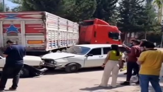 Freni tutmayan tır, çocuk parkı önündeki araçlara çarparak durabildi