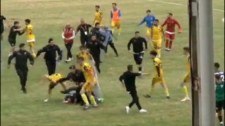 Futbolu bırakıp yumruklaştılar, maçta 16 kırmızı kart çıktı