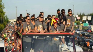 Galatasaray, İstanbulda şampiyonluk turu attı