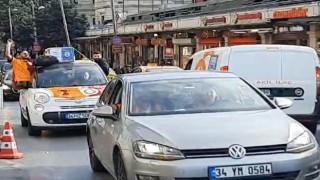 Galatasaray taraftarları Taksimde Fenerbahçe tabutu gezdirdi