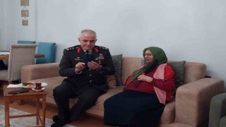 Garnizon Komutanı Aladan şehit annesine anlamı ziyaret