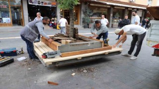 Gazi Caddesi bankları yenilendi