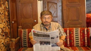 Gazeteleri tersten okuyan adam görenleri şaşırtıyor