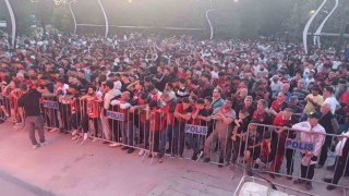 Gaziantepliler takımlarının kritik maçını dev ekrandan takip ediyor