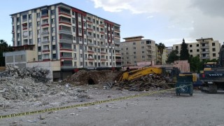 Gaziantepte depremde ağır hasar alan bina yıkım sırasında çöktü