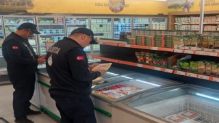 Gedizde zincir marketlerde denetimler gerçekleştirildi
