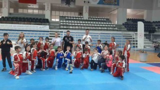 Gedizli kick boksçular Turgutludan 14 madalya ile döndü