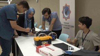 Gençler, bayramlarını robotlarını yarıştırarak kutladı