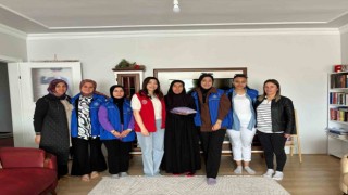 Gönüllü gençler depremzede ve şehit annelerini ziyaret etti