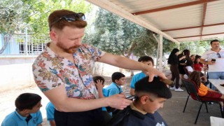 Gönüllü kuaförlerden okul bahçesinde ücretsiz tıraş