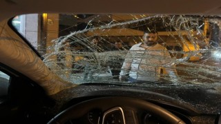 Gören gözlerine inanamadı, başıboş atlar cadde üzerinde dörtnala koştu