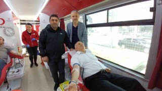 Görme engelli eski milletvekili Ayva, kan bağışı yaparak çağrı yaptı