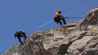 Gümüşhanede kaya düşme riski bulunan dağlar çelik ağlarla kafese alınıyor