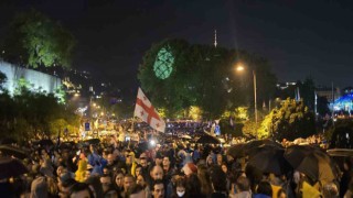 Gürcistanda yaklaşık 50 bin kişi “Yabancı Etkinin Şeffaflığı” yasa tasarısına karşı yürüdü