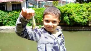 Güzel havayı gören vatandaşlar Porsuk Çayında balık tutmaya çıktı