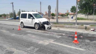 Hafif ticari araç elektrikli bisikletle çarpıştı: 2 yaralı