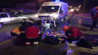 Hafif ticari araç ile motosiklet çarpıştı: 2 yaralı