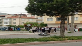 Hafif ticari araç ile motosiklet çarpıştı: 3 yaralı