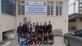 Hafif ticari araca 14 göçmen sığdırdılar