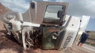 Hafriyat kamyonunun devrildiği kazada 1 kişi yaralandı