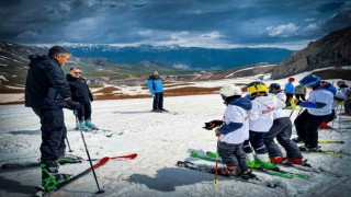Hakkaride mayıs ayında kayak yarışması düzenlendi