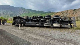 Hakkaride yakıt tankeri yan yattı