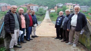 Harşit Çayının ayırdığı köyleri asma ahşap köprü birleştiriyor