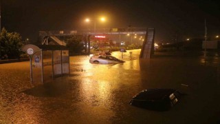Hatayda caddeler göle döndü, araçlar suya gömüldü