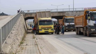 Hatayda hafriyat kamyonu üst geçitten yola uçtu: 1 yaralı