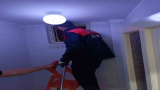 Havalandırma boşluğunda doğum yapan anne kedi ve 3 yavrusu kurtarıldı