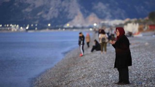 Hıdırellezde Konyaaltı sahiline akın ettiler