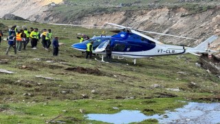 Hindistanda helikopter kendi etrafında dönerek pist dışına indi