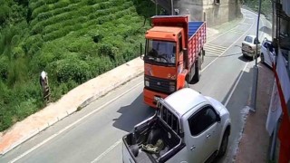 Hızla giden kamyonun altında kalmaktan son anda kurtuldular