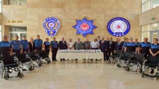 İhtiyaç sahiplerine ulaştırılmak üzere Antalya Emniyetine tekerlekli sandalye ve kıyafet desteği