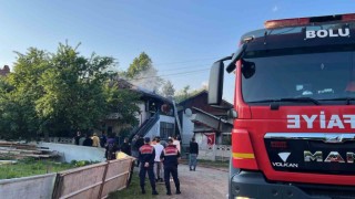 İki katlı evin üst katı alev alev yandı