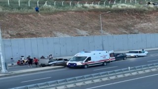 İki otomobil çarpıştı: 3 yaralı