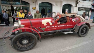 İngiliz çift, asırlık klasik otomobille dünyayı turluyor