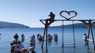 İngiliz turistler ülkesinde ölen yakınlarının küllerini denize döktü