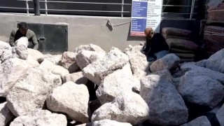 İnşaat işçileri ekmek parası için 1 Mayısta taş kırdı