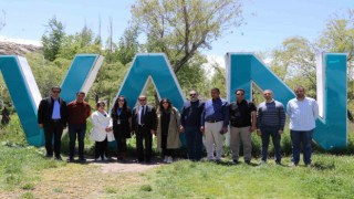 Iraklı turistler Vanın tarihi ve turistik yerlerini gezdi