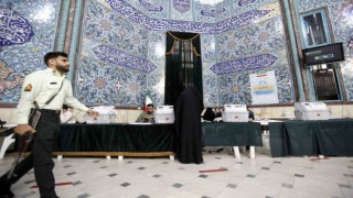 İran'da halk İslami Şura Meclisi seçimlerinin ikinci turu için sandık başında