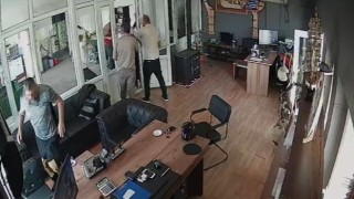 İş yerine satırlı, sopalı baskın anı saniye saniye kamerada