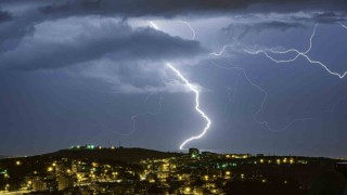 İskenderun Körfezinde şimşekler geceyi aydınlattı