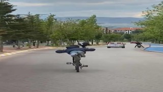 Ispartada gençlerin tehlikeli bisiklet yolculuğu kazayla sonuçlandı
