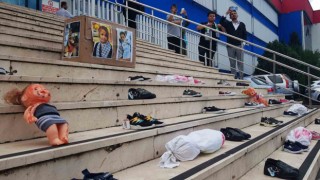 İsrail, çocuk ayakkabıları ve kefenlere sarılmış bebeklerle protesto edildi