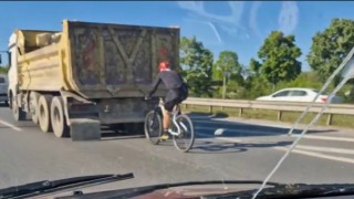 İstanbulda bisikletlinin tehlikeli yolculuğu kamerada