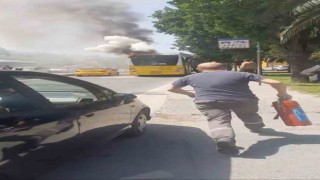 İstanbulda hareketli dakikalar: İETT otobüsü yandı, vatandaş yangın söndürme tüpüyle müdahale etti