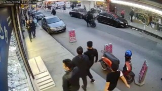 İstanbulda tek tekerlek kazası kamerada: Scooterlı genç ve yaya kıl payı kurtuldu