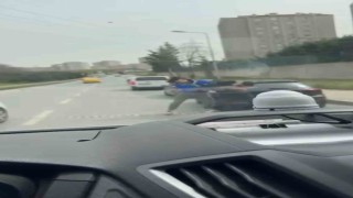İstanbulda trafikte boks ringini aratmayan kavga kamerada: Karşısındakini yumrukladı